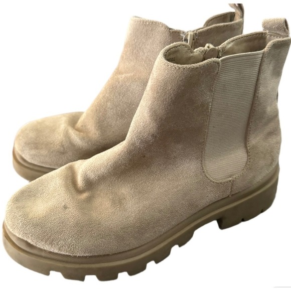 Madden Girl Sand Beige Genuine Suede Howler Chelsea Chunky Heel Boots Size 2 - Picture 1 of 6